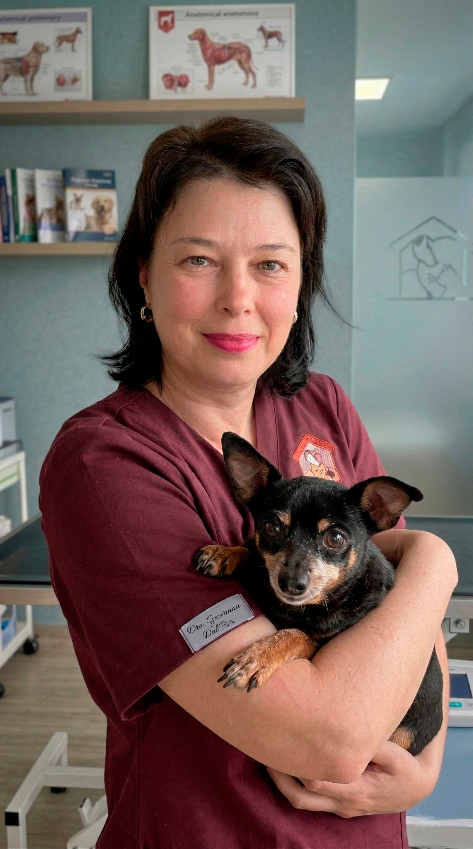 Dra. Geovanna Dal Piva com paciente canino - atendimento veterinário dermatológico